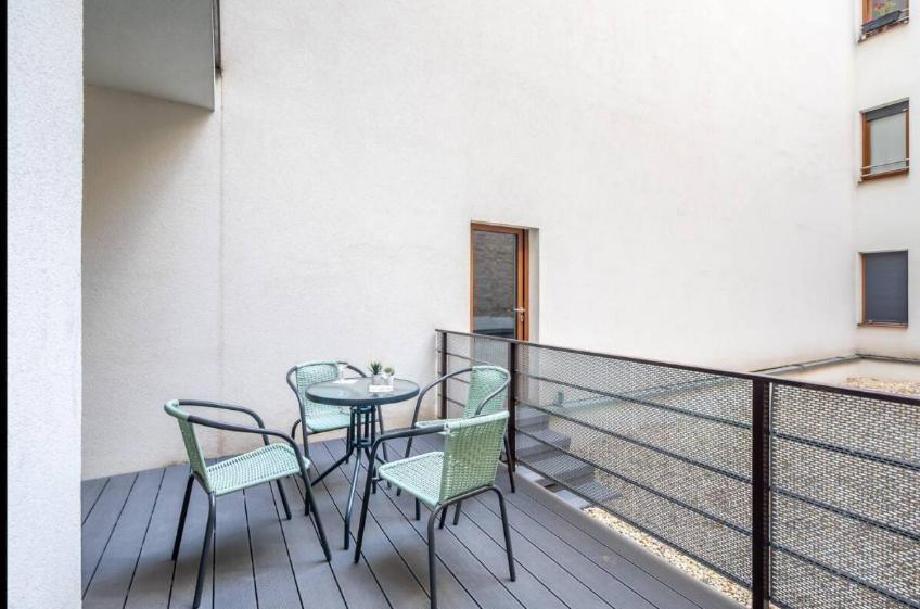 Apartment 2br & 2balcony By Nw *