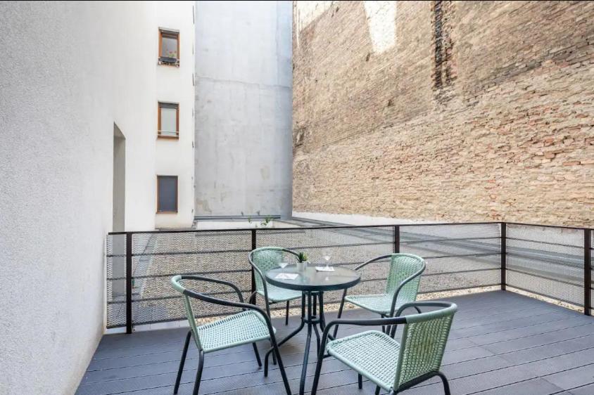 Apartment 2br & 2balcony By Nw Budapest